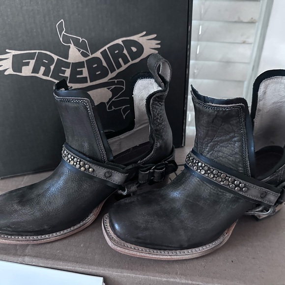 FREEBIRD BY STEVEN handmade boots, soldout
Black distressed sexy boots size 8 - Picture 5 of 16